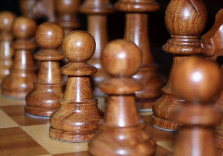 Wykładowca wykorzystuje druk 3D do skompletowania zestawu szachowego z I wojny światowej