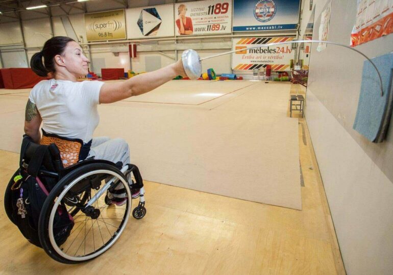 Paraolimpijska szermierka korzysta z wydrukowanej w 3D ortezy na plecy