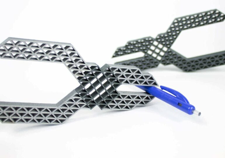 Wydrukowane w 3D elastyczne szczypce wykonane na drukarce dwugłowicowej