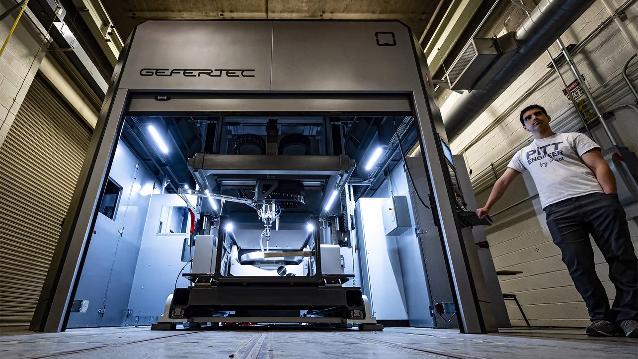 Studenci inżynierii z Pittsburgha witają gigantyczną drukarkę 3D do metalu